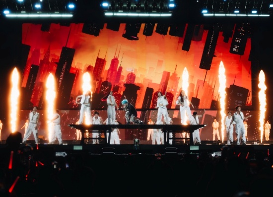 RHYDER cháy trên sân khấu Hà Nội, khoe khả năng hát live và vũ đạo chuyên nghiệp.