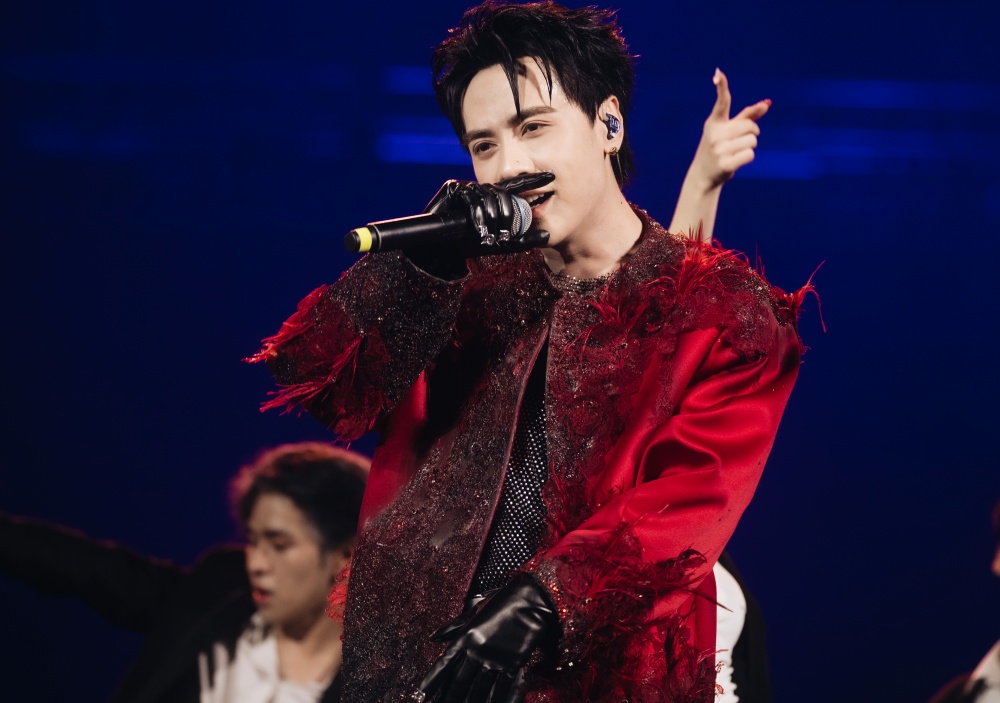 Quang Hùng MasterD biến sân khấu Hà Nội thành một thảm đỏ hào nhoáng, xa hoa.