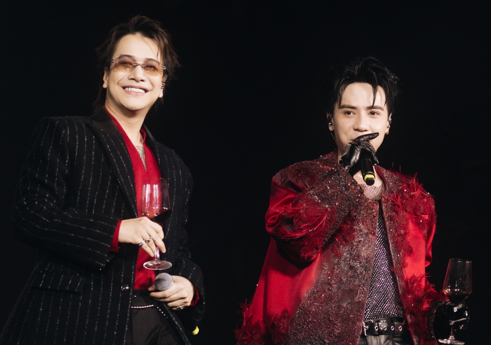 Anh cùng khách mời Lou Hoàng trình diễn ca khúc Lần cuối anh suy.