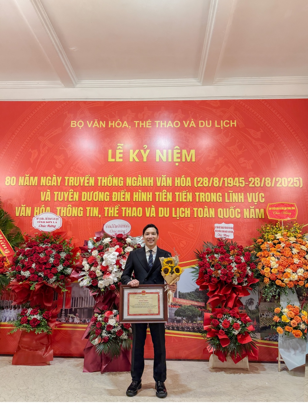 Minh Beta nhận Bằng khen của Bộ Văn hóa, Thể thao và Du lịch vì những đóng góp trong lĩnh vực văn hóa, điện ảnh và giải trí.