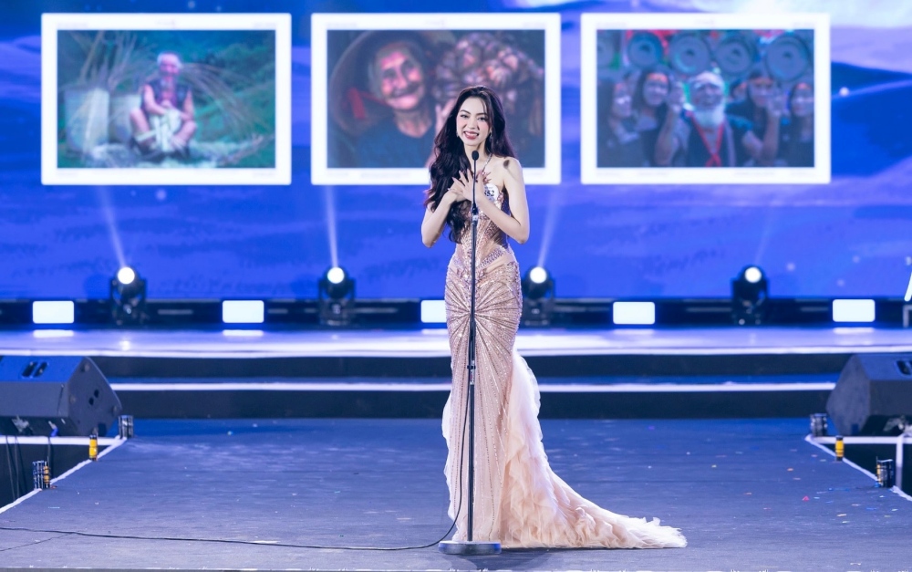 Người đẹp đăng quang với câu trả lời rằng một đất nước hạnh phúc là nơi con người được sống trong hòa bình, ấm no, tự do và yêu thương, bởi hạnh phúc của một quốc gia bắt đầu từ hạnh phúc của một con người.