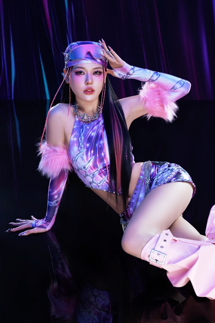 Yuumie dịu dàng, gợi cảm, ngọt ngào, tạo sự cân bằng mềm mại giữa hình ảnh idol và tinh thần nightlife.