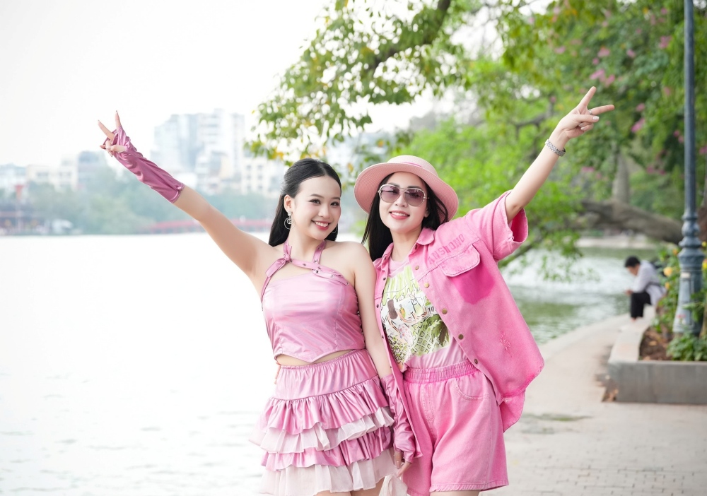 Nguyễn Thụy Hải Anh và giảng viên, Tiến sĩ Nguyễn Khánh Ly - người đóng vai trò quan trọng trên con đường âm nhạc của cô.