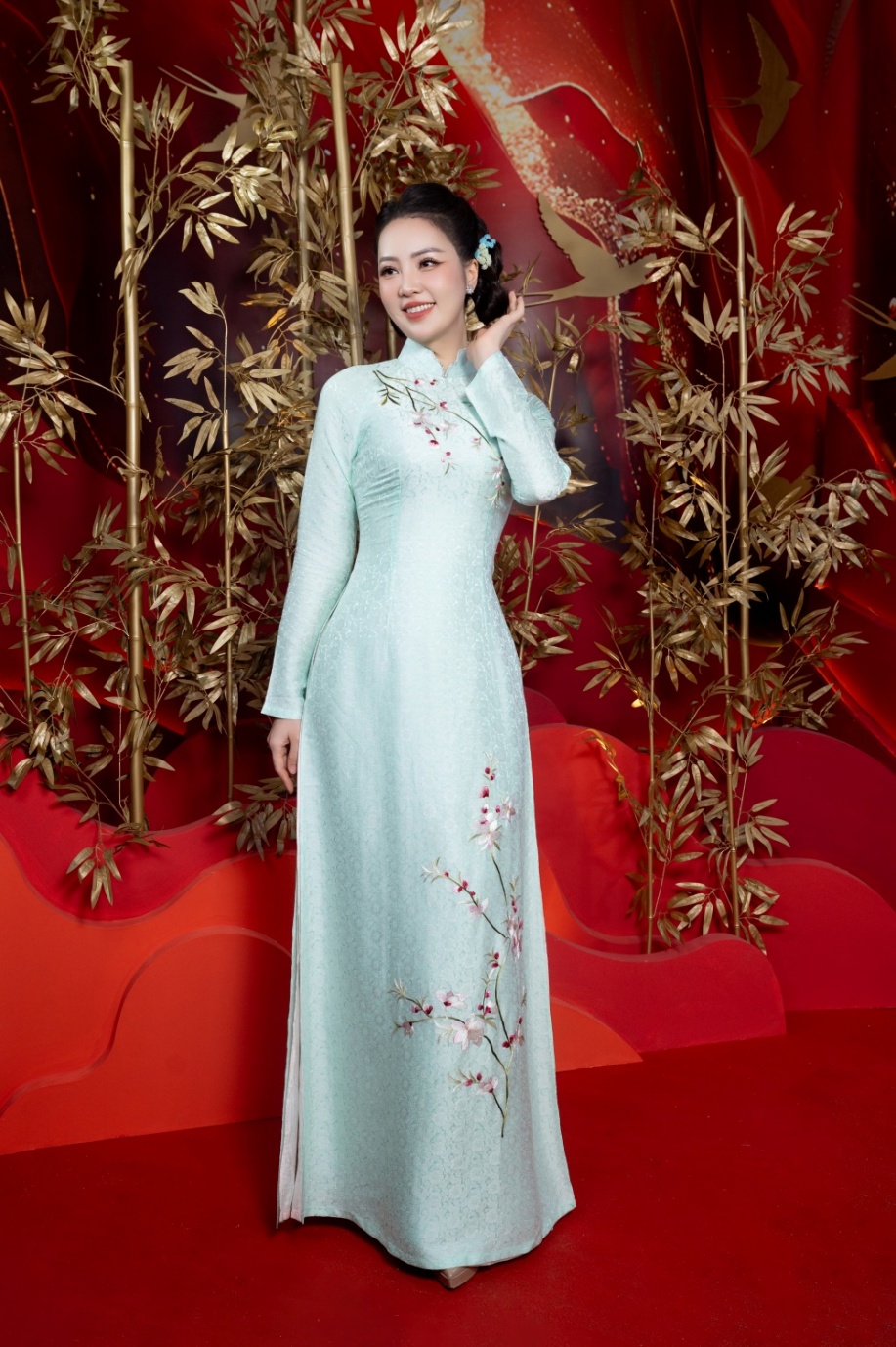 Mỗi tà áo dài mà nữ MC kỳ cựu lựa chọn đều được thêu tay thủ công trên nền lụa cao cấp.