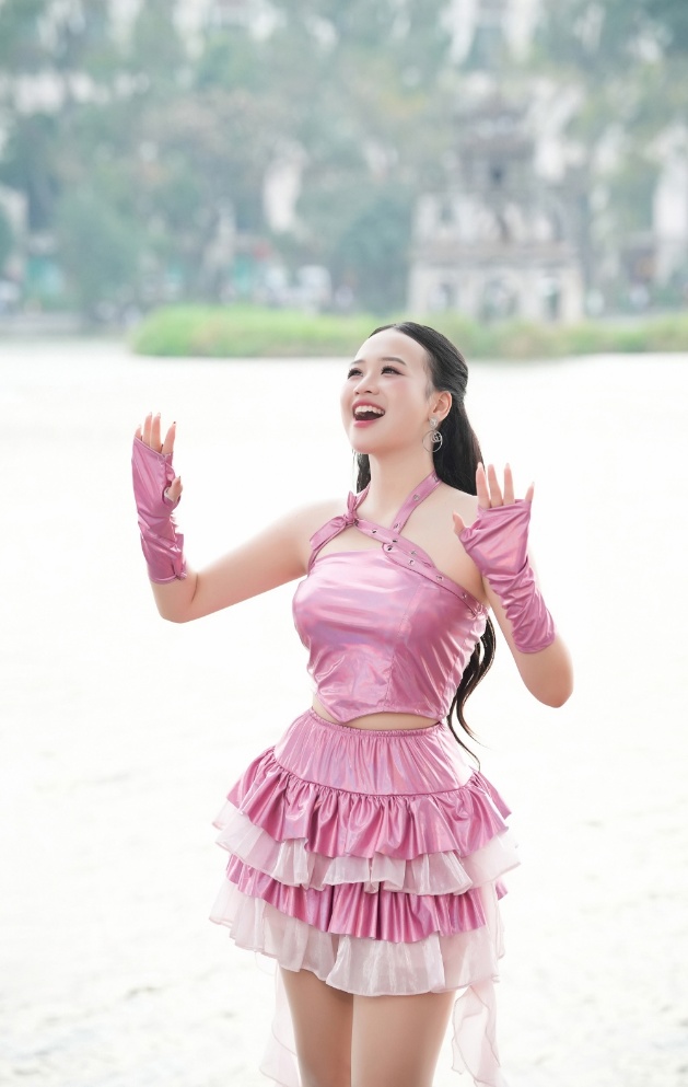 Sự kết hợp giữa kỹ thuật thanh nhạc bài bản và tư duy phóng khoáng của nhạc nhẹ tạo nên một Hải Anh khác biệt với giọng hát sáng, thanh thoát nhưng vẫn đầy nội lực.