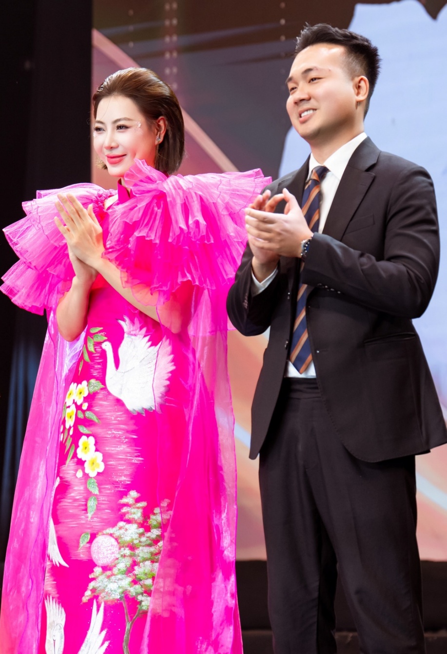 Diễn viên Thanh Hương lên sân khấu trao giải cho các tài năng nhí.