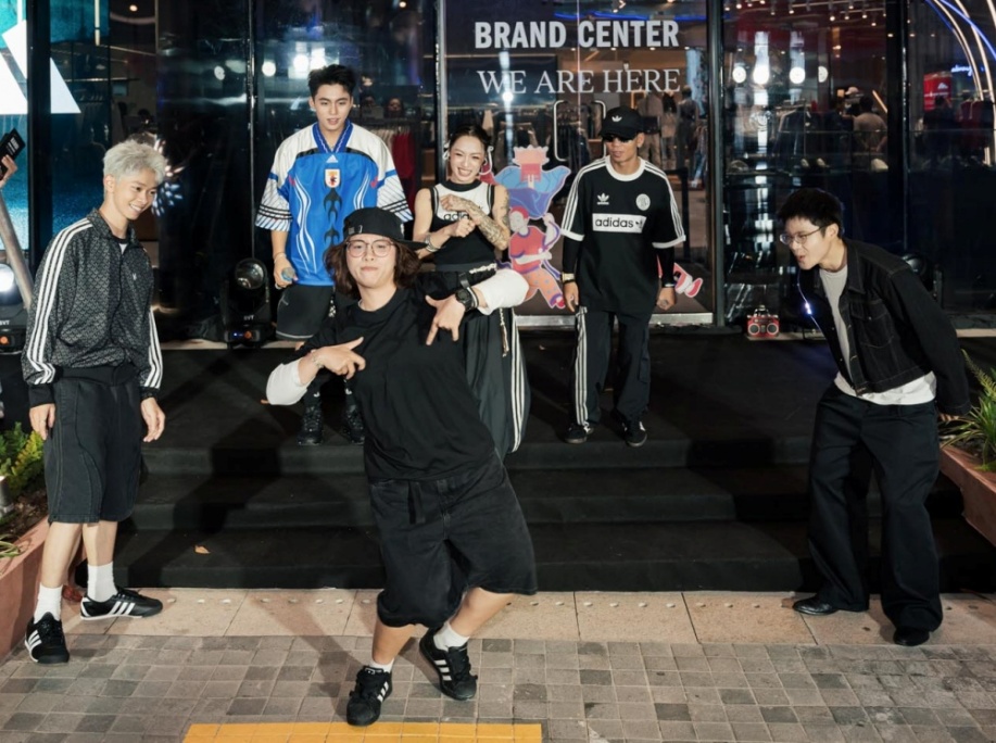 MONO tham gia phần dance battle với vai trò giám khảo đặc biệt cùng Mai Tinh Vi, khuyến khích các dancer trẻ lên sân khấu thể hiện khả năng vũ đạo.