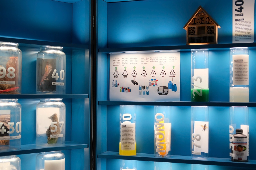 Triển lãm được thiết kế theo hướng dễ tiếp cận, với các văn bản, hình ảnh, đồ họa, sắp đặt, hoạt hình, phim, podcast và các yếu tố tương tác ứng dụng công nghệ cao.