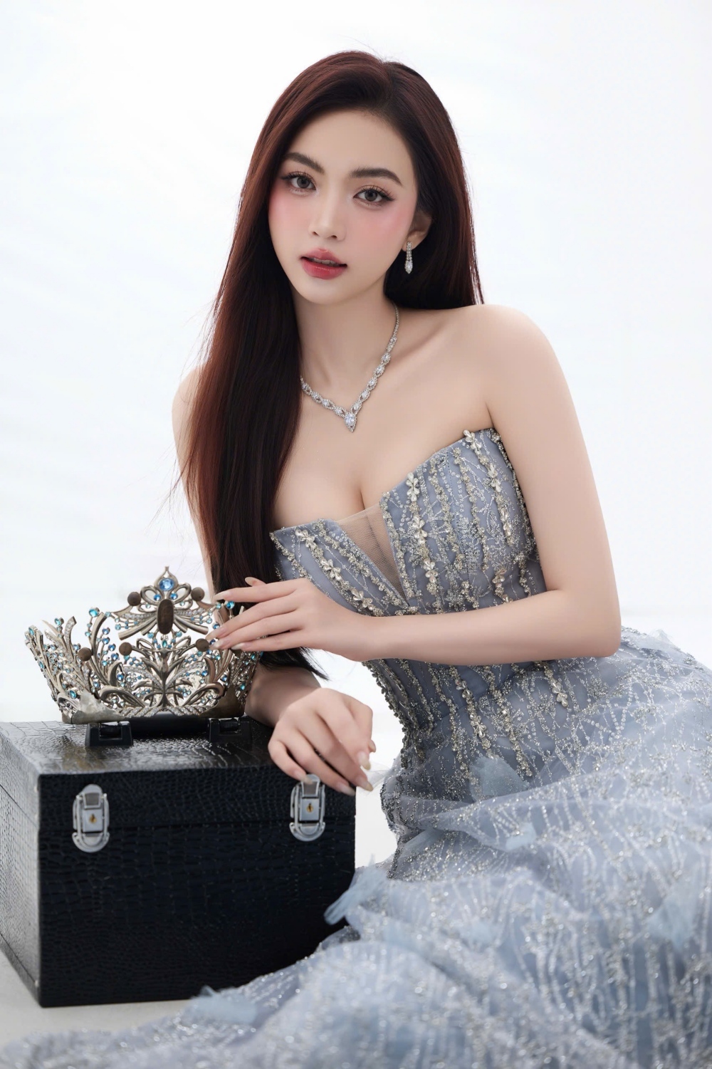 Trong bộ ảnh mới, Hoàng Ngọc Như tạo dáng cùng vương miện đính gỗ Kỳ Nam quý hiếm. Thiết kế vương miện sang trọng tôn vẻ đẹp quyền lực cho nàng Hậu.