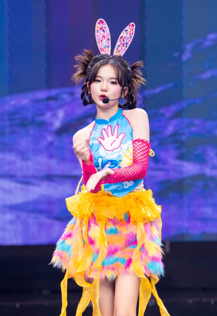 Ca sĩ nhí Nguyễn Ngọc Kim Cương được vinh danh ở hạng mục Ca sĩ nhí có sản phẩm âm nhạc đột phá 2025 với MV Oẳn tù tì.