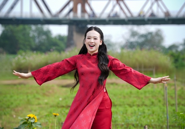 Làm mới những bản hit gắn liền với tên tuổi các nghệ sĩ đi trước luôn là áp lực lớn. Tuy nhiên, Hải Anh không cố gắng gồng mình để trở nên từng trải, mà lựa chọn thể hiện bằng bản năng nghệ thuật và khát khao chinh phục.