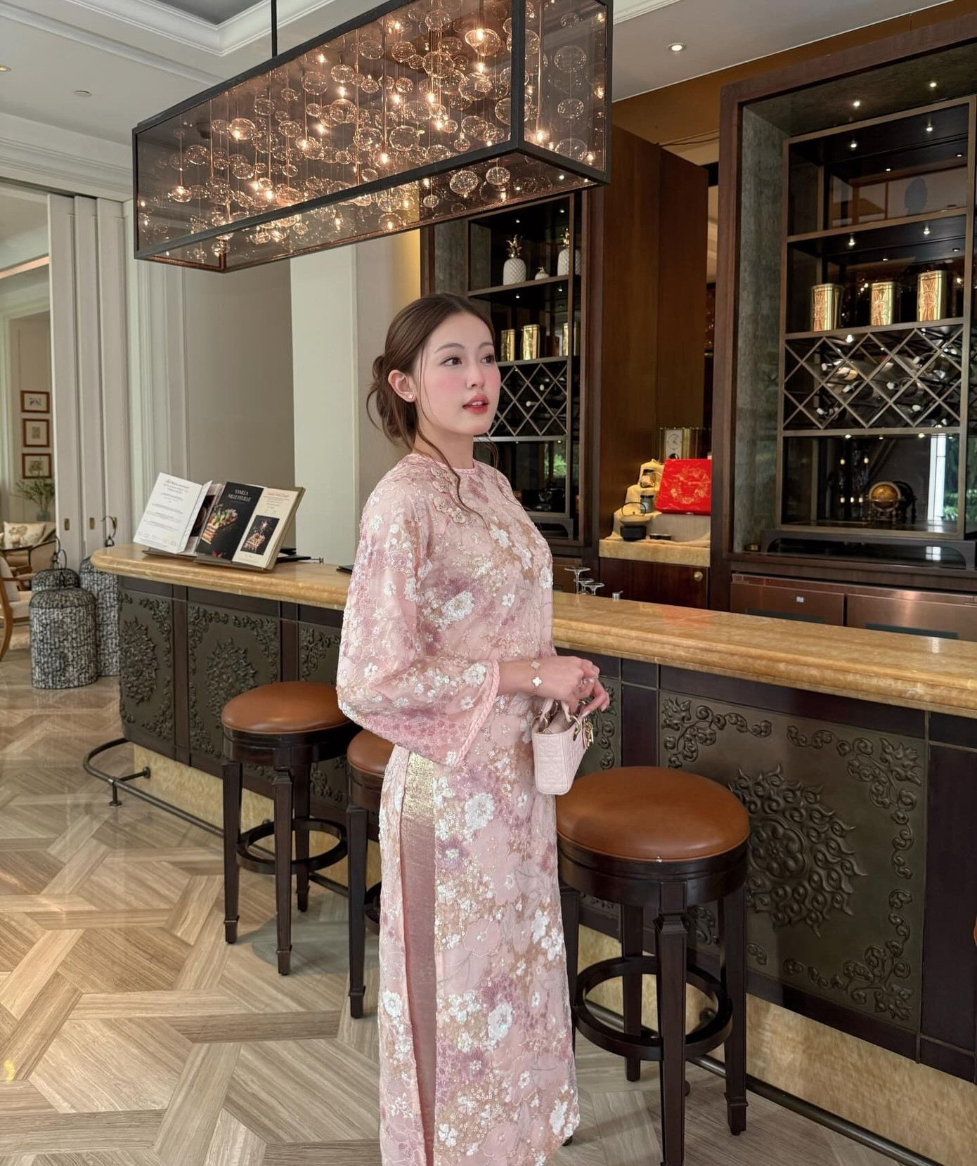 Tín đồ màu hồng như Babyboo Tăng Mỹ Hàn làm sao bỏ qua được bộ áo dài màu hồng lấp lánh như thế này.