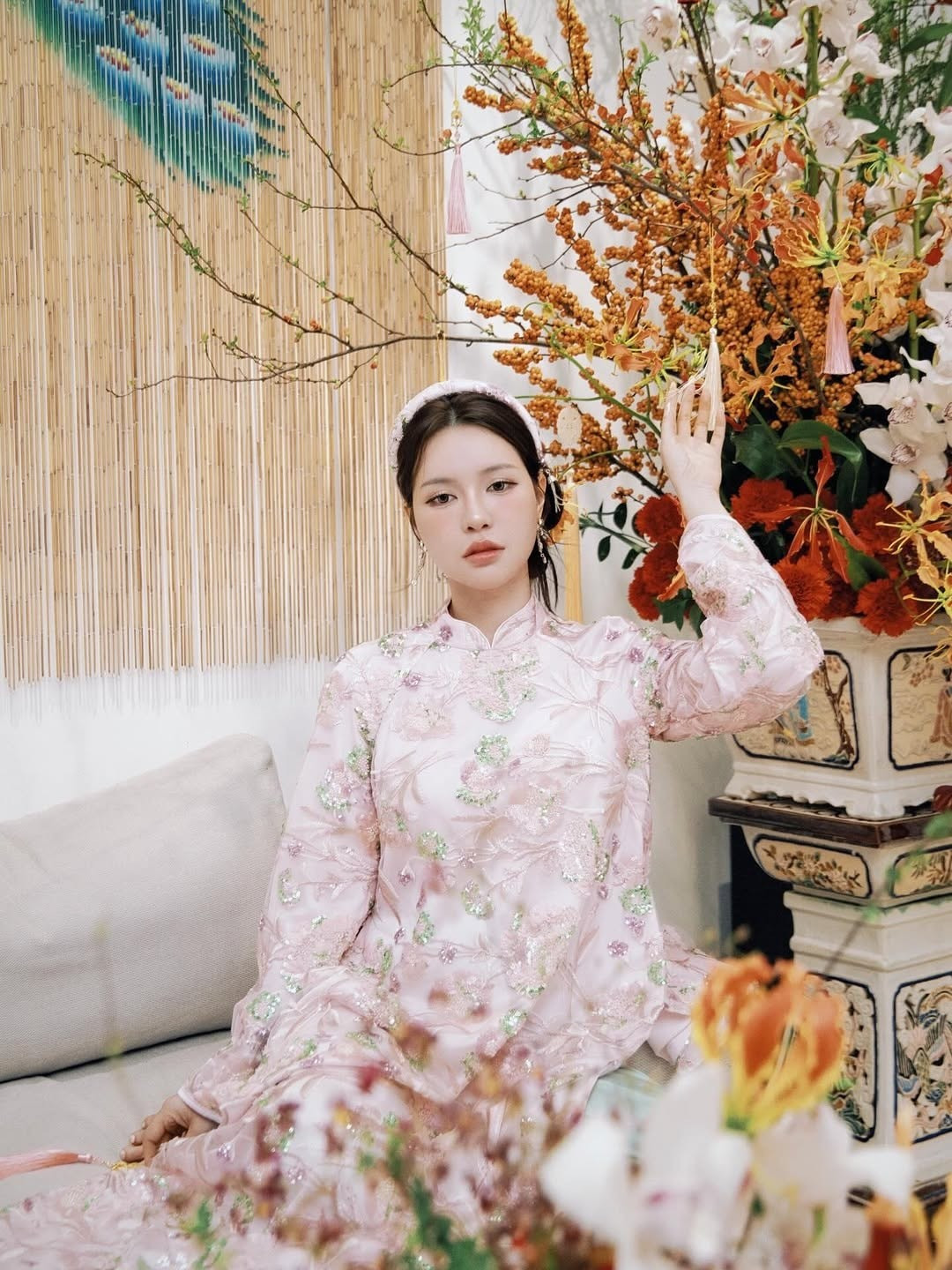 Lucie Nguyễn đã có ngay bộ ảnh đẹp lung linh khi mặc áo dài kim sa kèm mấn đồng bộ.