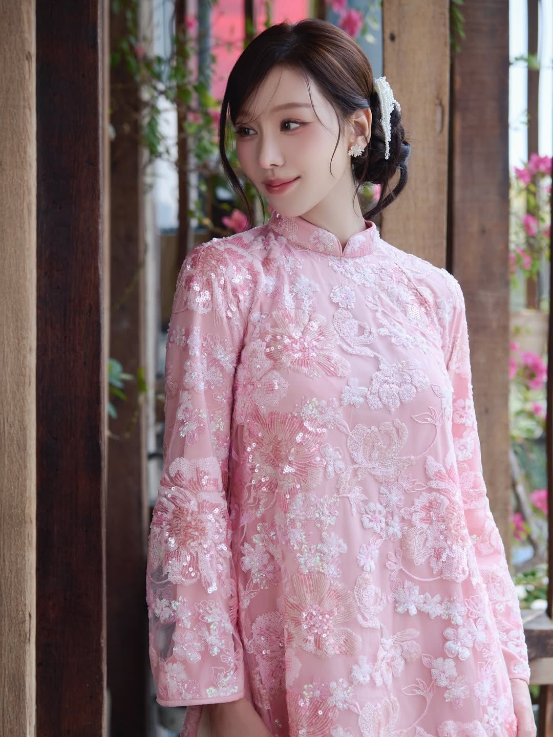 Min cũng trẻ trung đến bất ngờ trong bộ áo dài kim sa màu hồng nhạt ngọt ngào.