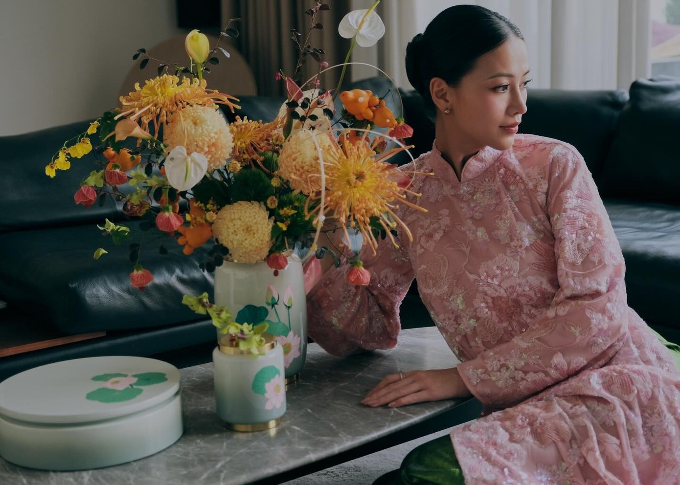 Hoa hậu Phương Khánh mặc gì cũng sang trọng ngút ngàn nên áo dài kim sa càng giúp cô tỏa sáng.