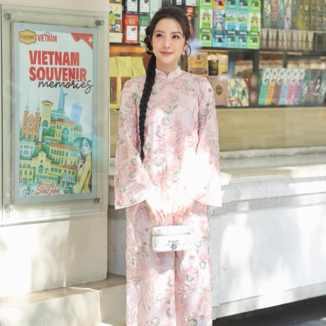 Nàng dâu hào môn Primmy Trương đầy dịu dàng, nữ tính khi tết tóc mặc áo dài truyền thống.