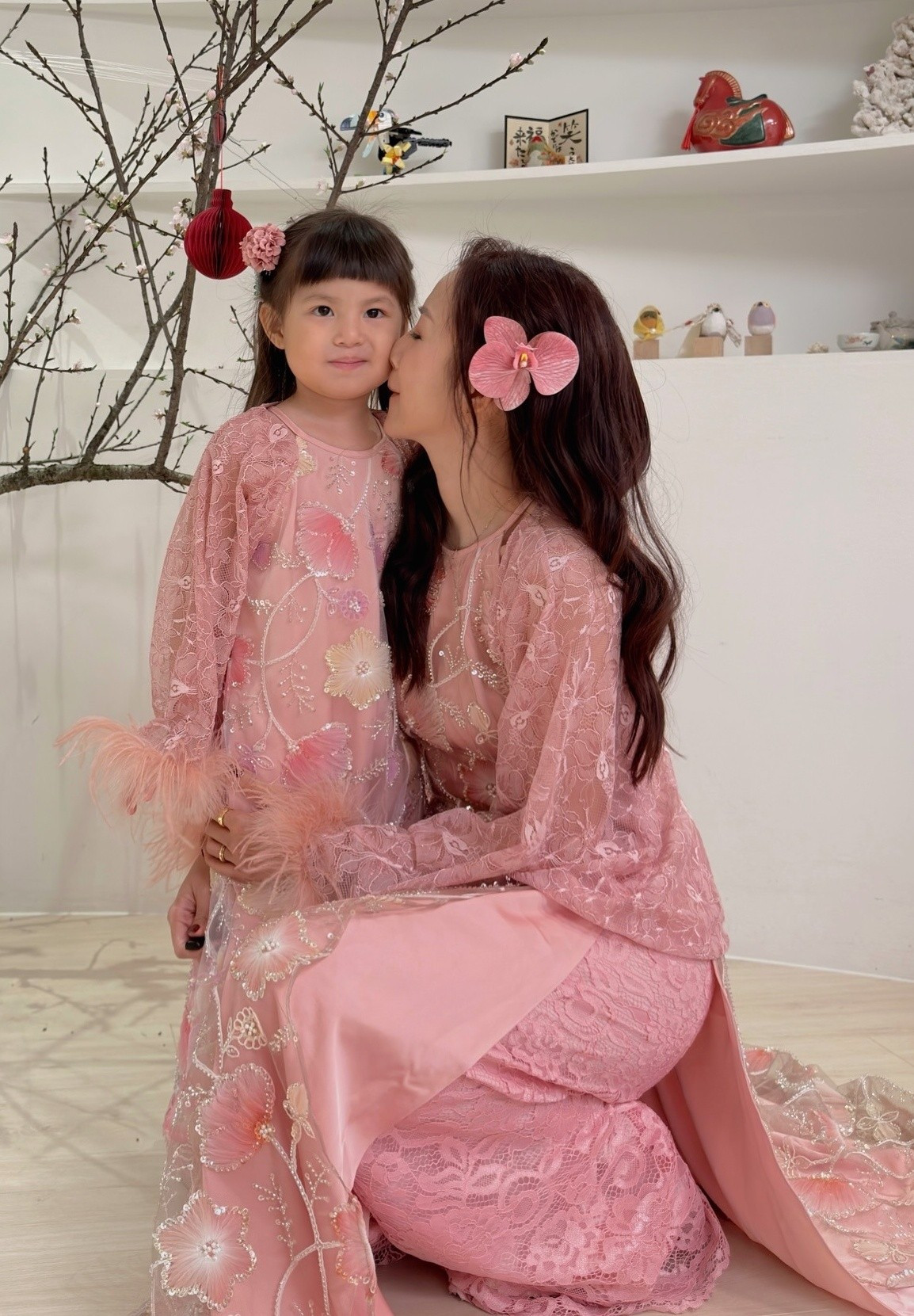 Cả showbiz Việt mê mẩn áo dài kim sa, nhìn đâu cũng thấy sao nữ mặc đụng hàng - 6