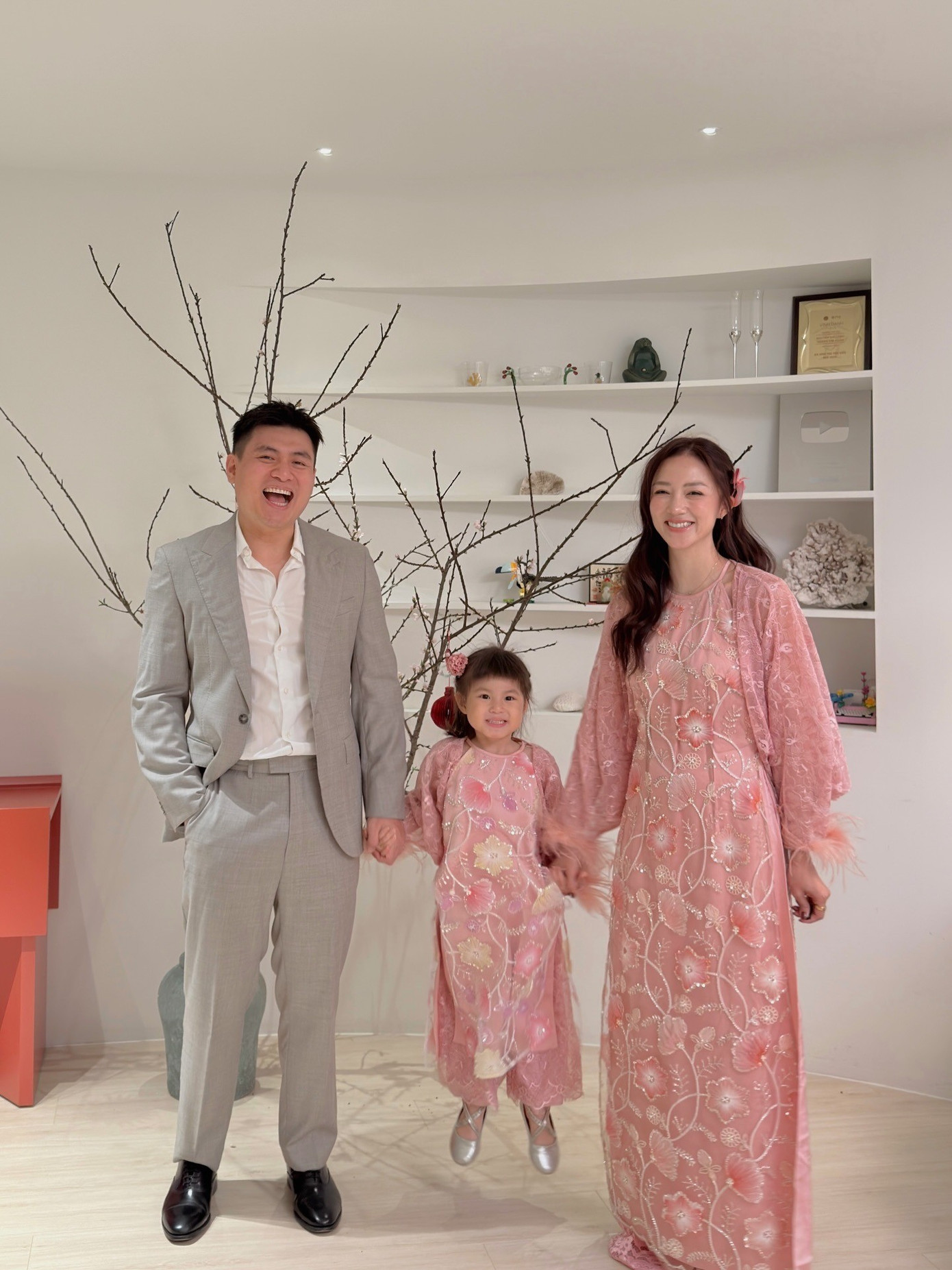 Salim và bé Pam cực tình cảm khi diện đồ đôi.