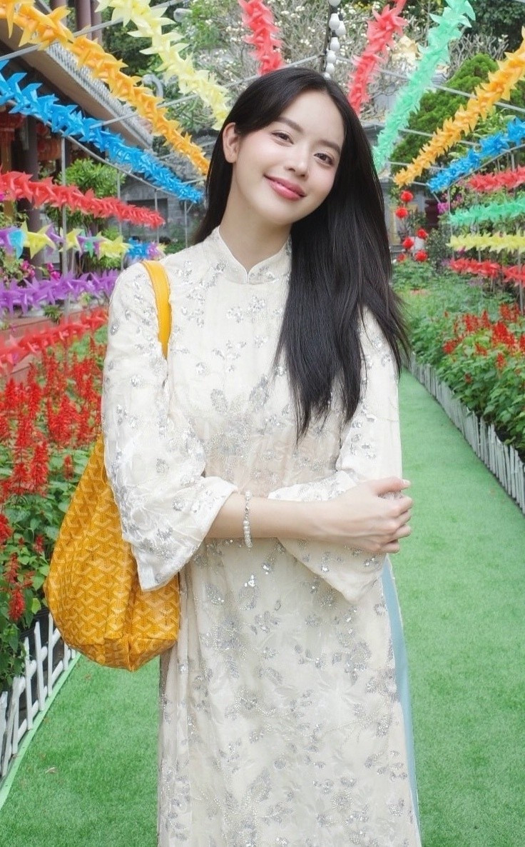 Hoa hậu Thanh Thủy cũng chọn áo dài kim sa mặc đi chúc Tết cùng gia đình.