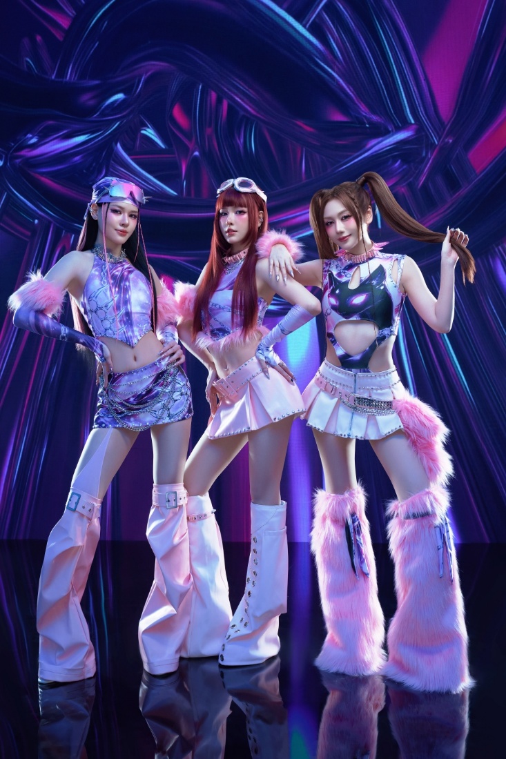 Baby Power theo đuổi phong cách Pink Y3K Futuristic, mang đến hình ảnh hiện đại, hướng về tương lai nhưng vẫn giữ được sự nữ tính, dễ tiếp cận.