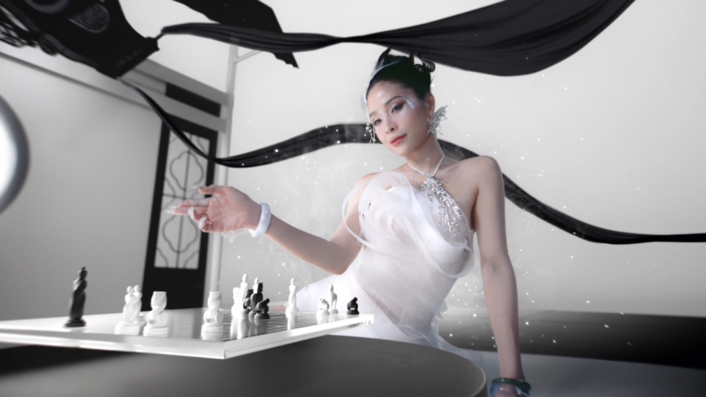 Kiều Anh được nhận xét là nghệ sĩ có bản sắc rất rõ rệt trong dòng nhạc dân gian truyền thống, đặc biệt là ca trù, đồng thời lại có cách kết nối gần gũi với khán giả trẻ.