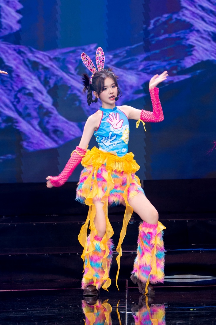 Cô bé mang tới màn trình diễn tự tin, tạo ấn tượng mạnh với khán giả và giới truyền thông.