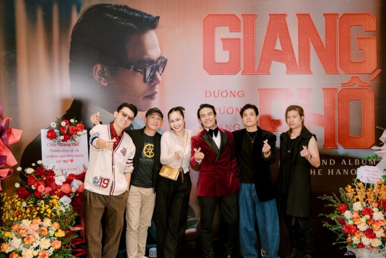 Các anh chị em nghệ sĩ tới chúc mừng Dương Trường Giang và album Giang Phố.
