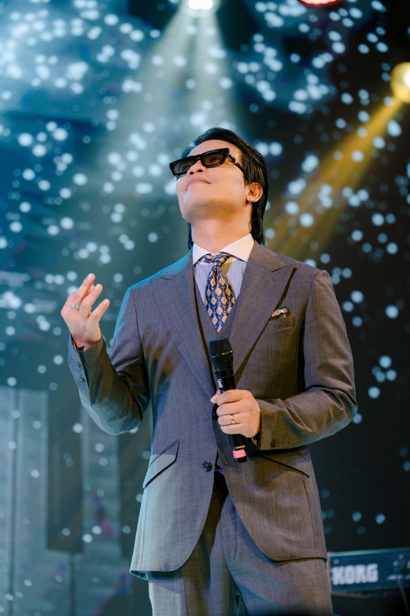 Với Giang Phố, Dương Trường Giang tiếp tục khẳng định con đường âm nhạc mang đậm dấu ấn cá nhân, nơi cảm xúc đời thường, ký ức đô thị và sự chín muồi của trải nghiệm nghệ thuật được kết tinh trong từng giai điệu.