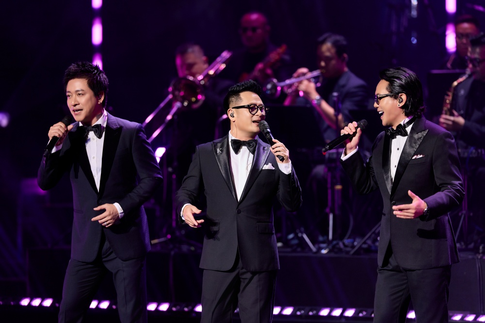 Giống như gần 3 thập kỷ trước, anh cả Bằng Kiều vẫn đứng ở vị trí trung tâm, 2 cậu em Tuấn Hưng, Anh Tú sôi nổi bên cạnh.