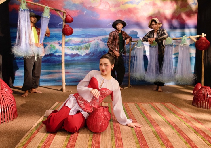 Cảnh &ldquo;ch&uacute; rể&rdquo; L&acirc;m Thanh Nh&atilde; trong MV Trộm v&iacute;a