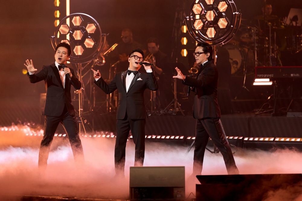 Đêm nhạc mở màn với hình ảnh 3 thành viên nhóm Quả Dưa Hấu xuất hiện trong bộ tuxedo lịch lãm, giữa tiếng reo hò của hàng trăm khán giả.
