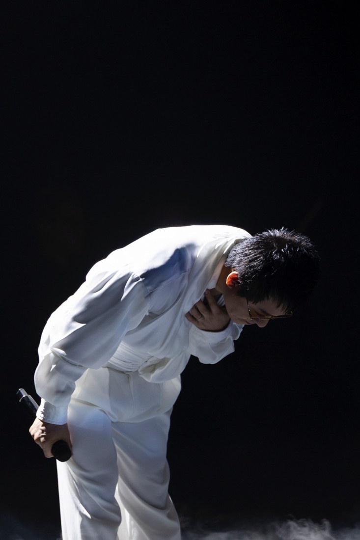 Nam ca sĩ chia sẻ bản thân vừa trải qua quãng thời gian khó khăn về cảm xúc, và chính âm nhạc đã giúp anh đứng dậy.