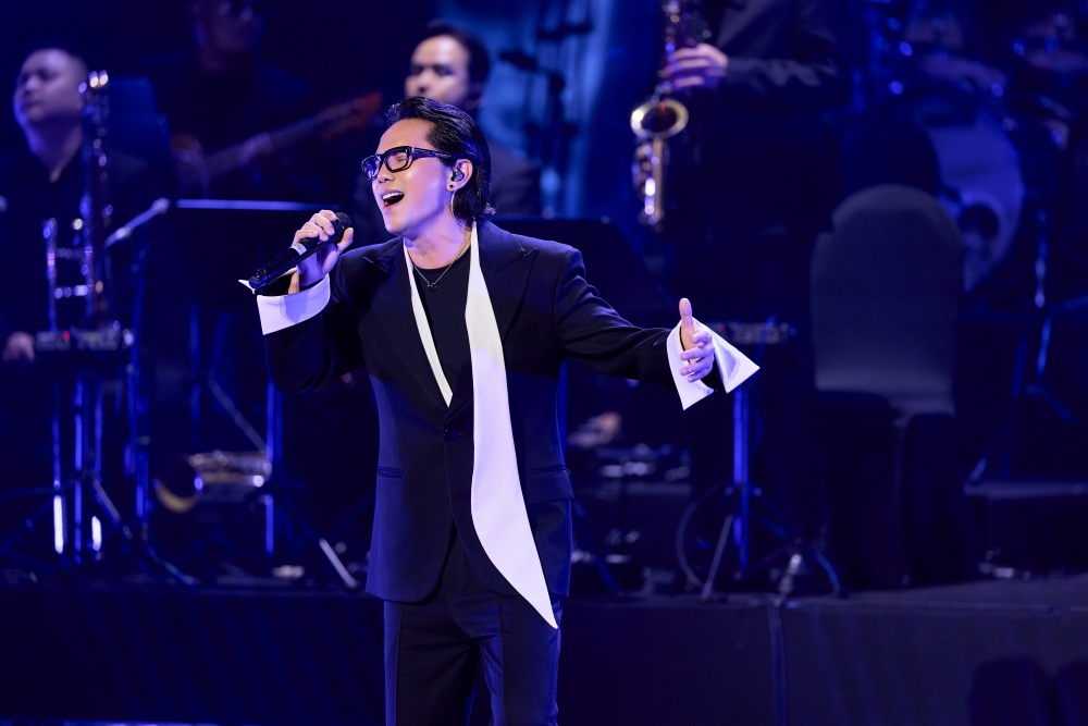 Tú Dưa mở đầu phần trình diễn solo của từng thành viên với bản mashup Anh nhớ em - Tan lớp phấn hồng do chính anh sáng tác, từng được Tuấn Hưng thể hiện thành công.