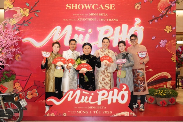 Dàn nghệ sĩ đến ủng hộ ekip phim “Mùi phở”.