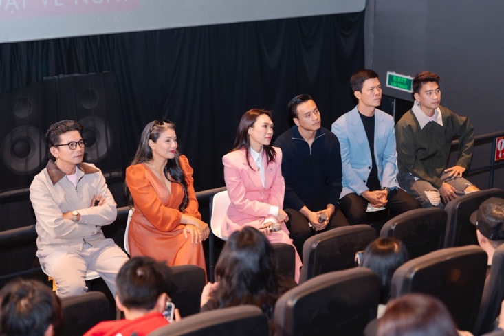 Mai Tài Phến, Mỹ Tâm cùng các diễn viên Kiều Trinh, Sỹ Toàn, Trần Kim Hải, Ray Nguyễn giao lưu với khán giả Hà Nội.