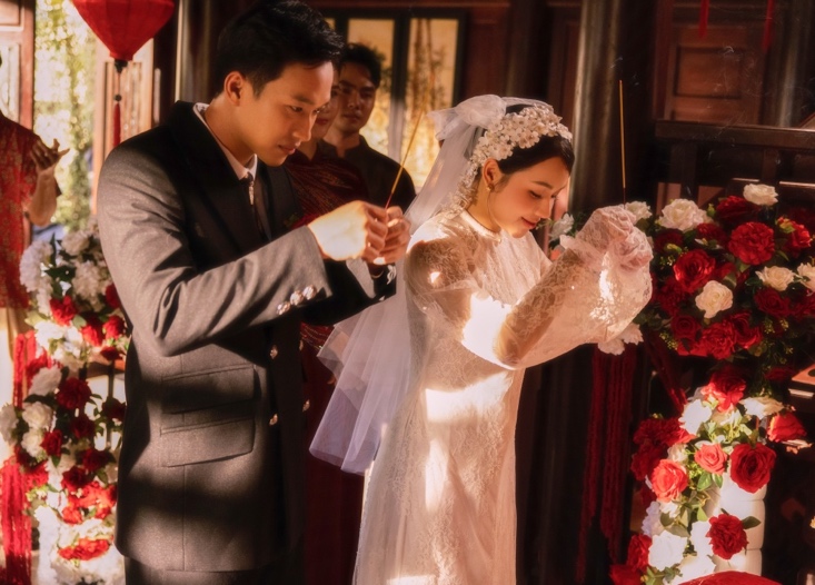 Trộm vía trao đi thông điệp dễ thương ở câu hát cuối bài: Là cô dâu Việt Nam lấy chồng Việt Nam.