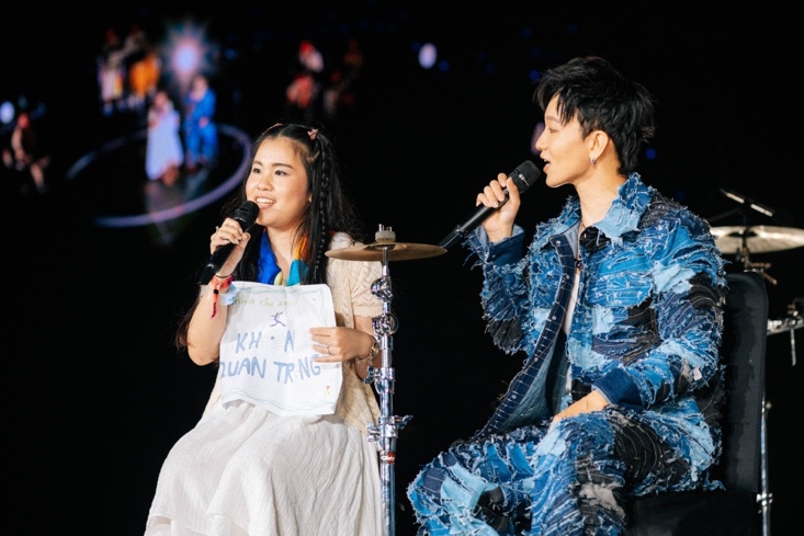 Hoàng Dũng song ca cùng một fan nữ ca khúc Không quan trọng trên sân khấu acoustic.