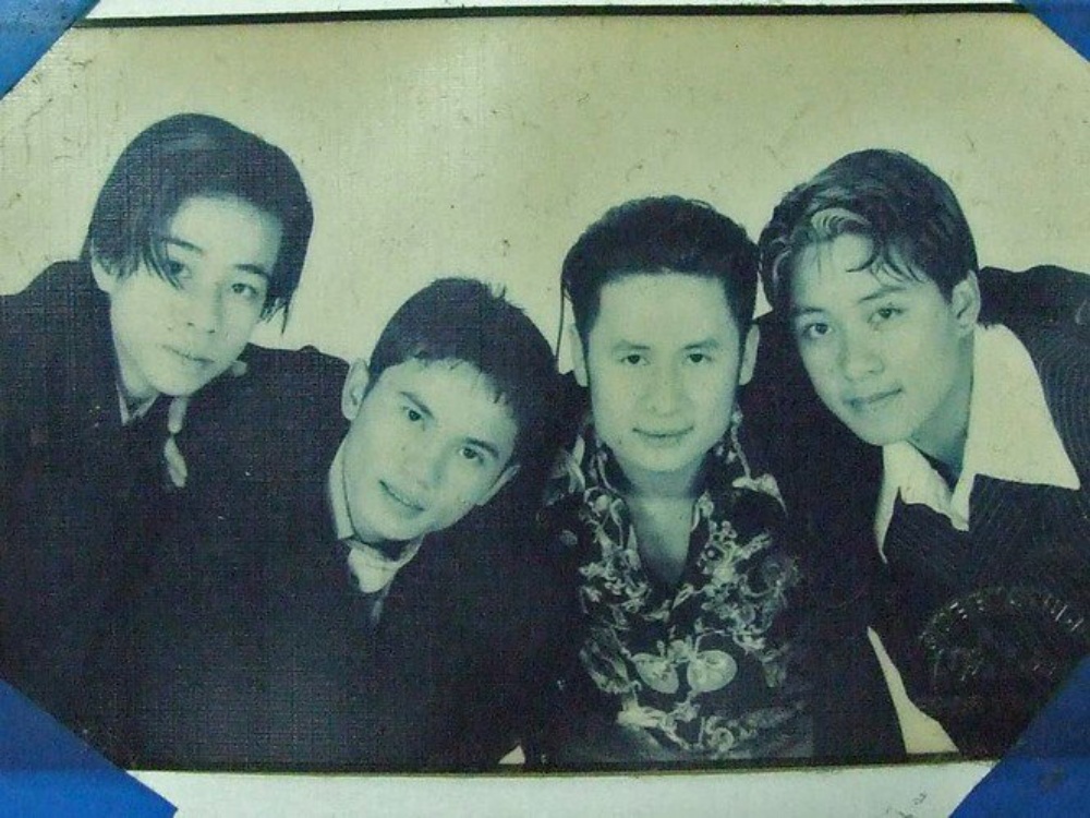 Quả Dưa Hấu là nhóm nhạc ra đời năm 1998 và tạm ngưng hoạt động từ cuối năm 1999, để lại dấu ấn đặc biệt trong ký ức của thế hệ khán giả 7X, 8X.