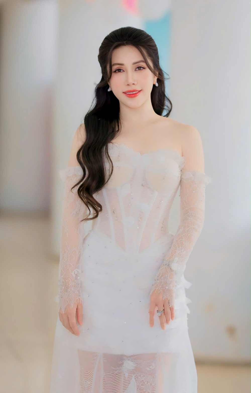 MC Hồng Nhung sinh năm 1992, xuất thân là diễn viên múa nhưng đã gắn bó với công việc dẫn chương trình 15 năm.