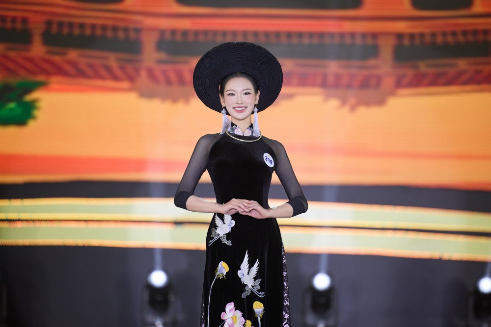 Nguyễn Phương Linh sinh năm 2002, quê Hà Nội, đang học Thạc sĩ Quản trị Kinh doanh tại Đại học Kinh tế Quốc dân.