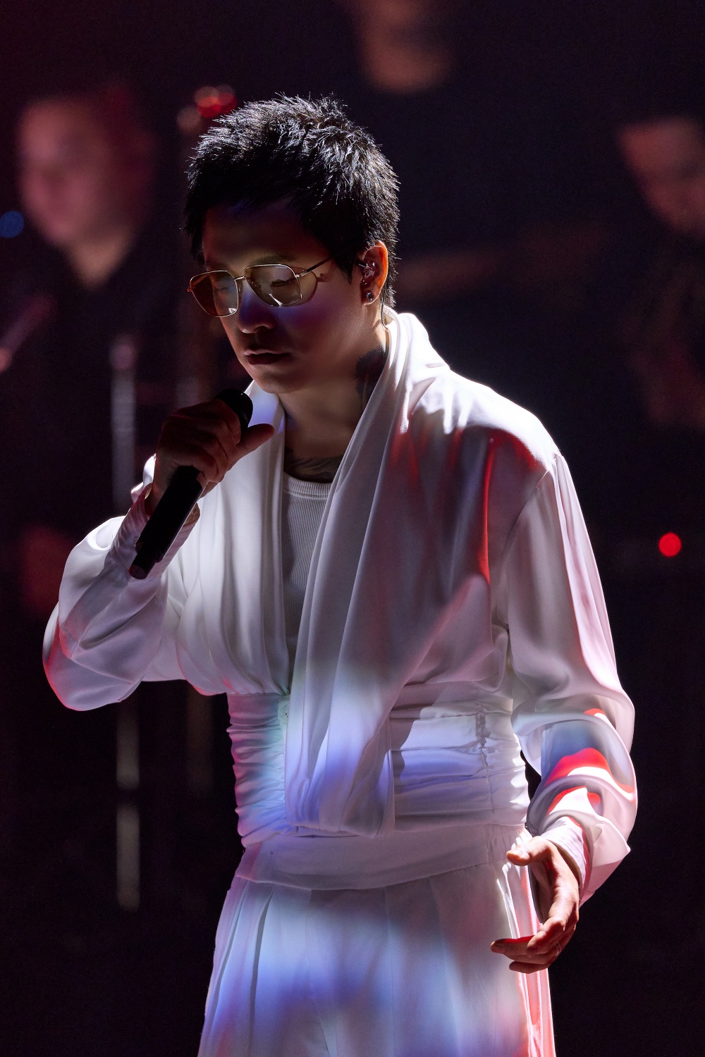 Là người thứ 2 xuất hiện trong phần solo, Tuấn Hưng mang đến ca khúc Trầy xước do Hồ Hoài Anh sáng tác.