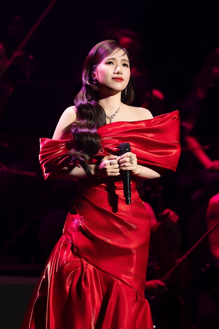 Thùy Chi solo ca khúc do Tú Dưa sáng tác với tựa đề Giữ lại hạnh phúc. Tú Dưa cho biết bài hát là nỗi niềm đau đáu của mình sau khi cuộc hôn nhân với vợ cũ - nữ hoàng wushu Thúy Hiền - kết thúc.