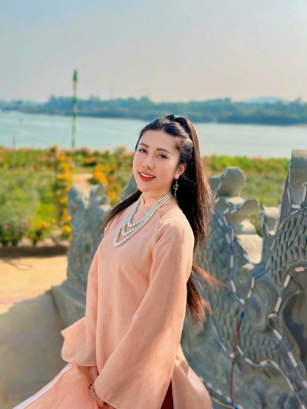 Người đẹp chia sẻ rằng khi chưa gặp đúng người, cô chọn sống trọn vẹn với hiện tại, với công việc và những mối quan hệ xung quanh mình.