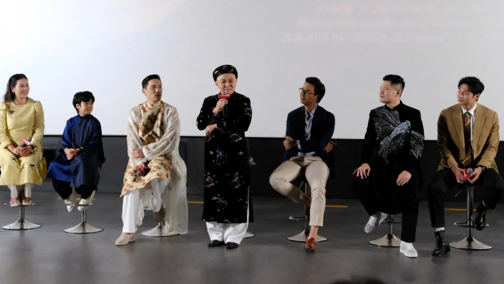 Dàn diễn viên trong phim tham gia buổi showcase tại Hà Nội.
