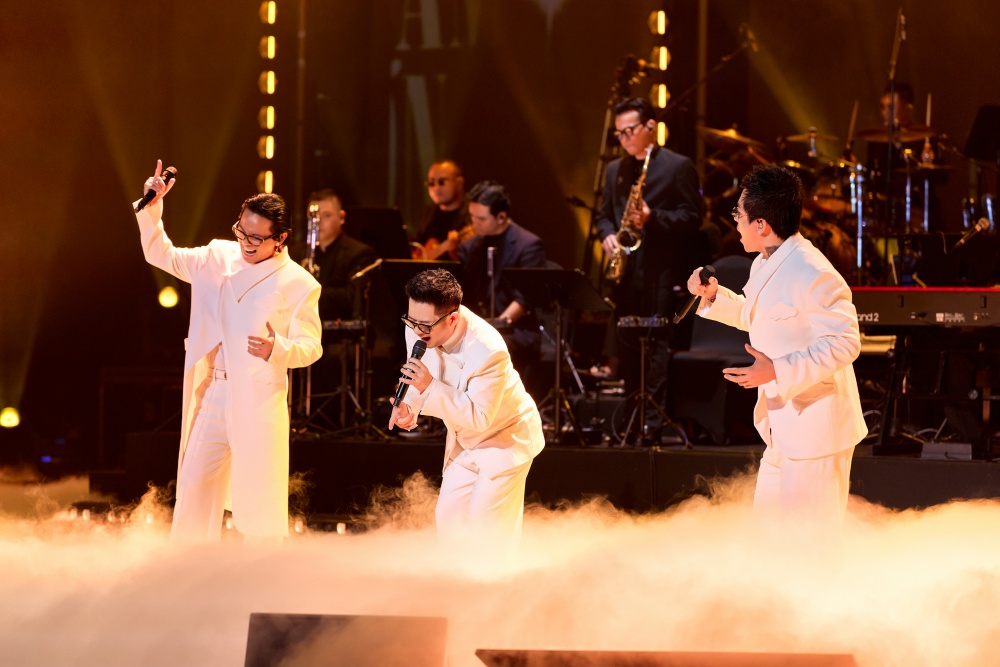 Họ thể hiện loạt ca khúc Get Down, Chỉ còn mưa rơi, Hè muộn, Cảm ơn âm nhạc…