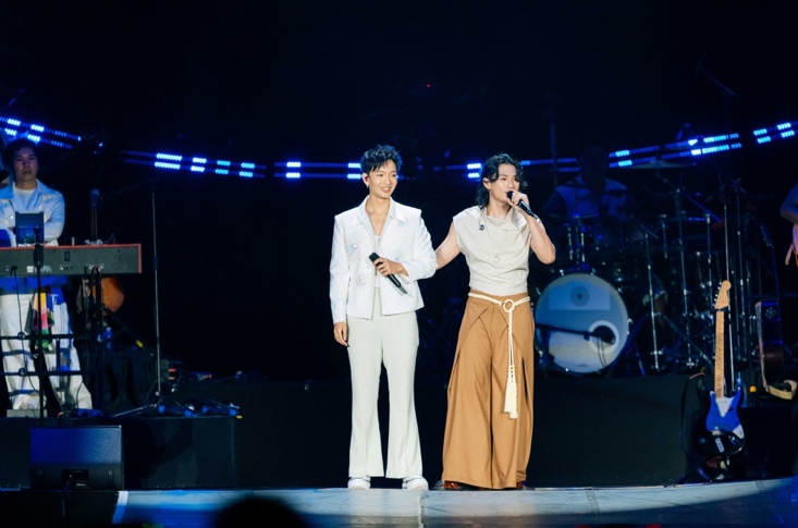 Hoàng Dũng khiến các fan thích thú khi liên tục quảng bá cho album Ánh sáng - Màn đêm chuẩn bị phát hành của đàn em.