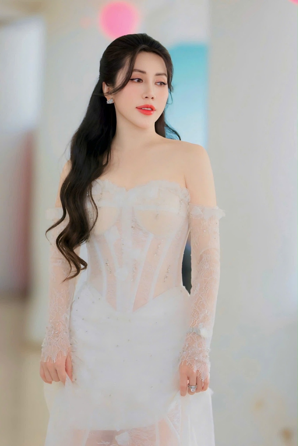 Gắn bó nhiều năm với VOV Giao thông, Hồng Nhung không chỉ là giọng nói quen thuộc của hàng triệu thính giả mỗi ngày mà còn là hình ảnh đại diện cho lớp MC làm nghề nghiêm túc, kỷ luật và có chiều sâu.