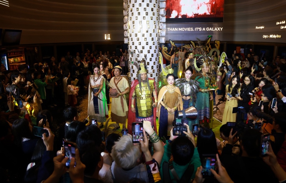 Màn trình diễn thời trang độc lạ của dàn diễn viên trong trang phục thời đại Hùng Vương tại sự kiện ra mắt phim.