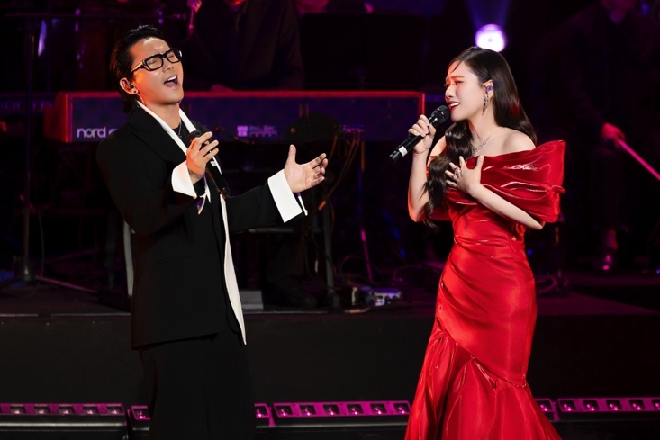 Sau đó, anh song ca cùng khách mời Thùy Chi ca khúc Một thời ta là thế.