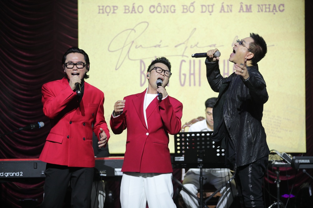 3 quý ông trình diễn trên sân khấu 3 ca khúc mới: Unstoppable, Cảm ơn âm nhạc, Cho tôi thêm một lần.